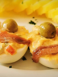 Una foto de Huevos rellenos las 3A, Atún, Anchoas y Aceitunas