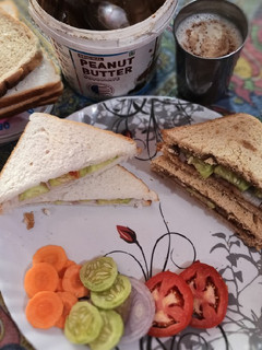 व्हाइट ब्राउन ब्रेड सैलेड सैंडविच(sandwich recipein hindi) रेसिपी मुख्य फोटो