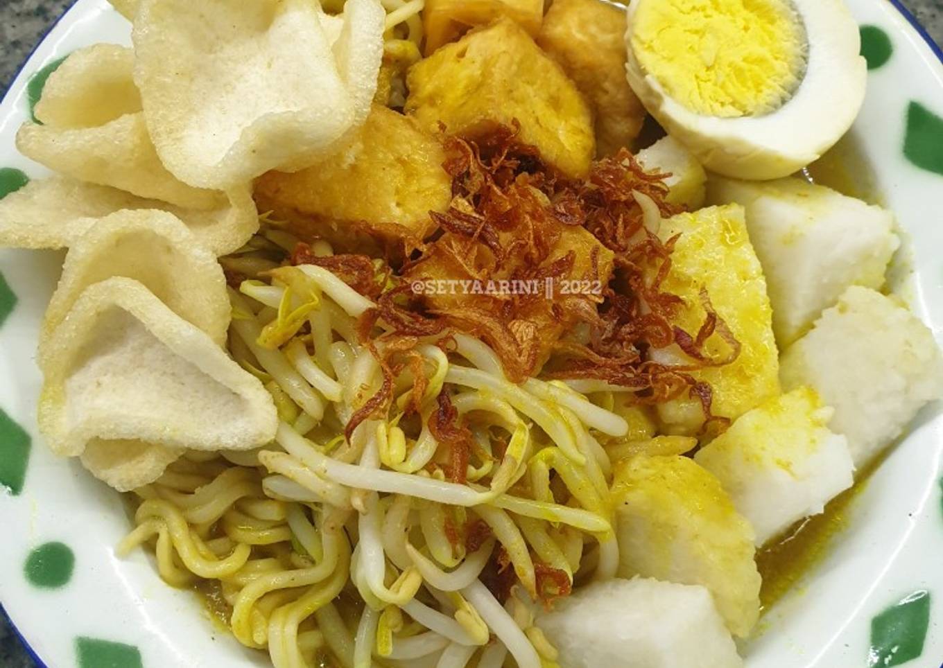 Lontong mie kuah kari