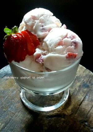 Foto resep Homemade Strawberry Yoghurt Ice Cream