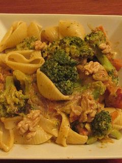 Una foto de Galets con brócoli y nueces