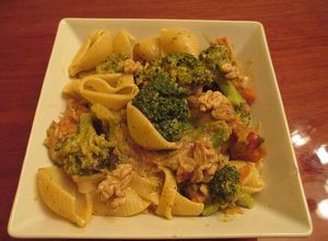 Una foto de Galets con brócoli y nueces