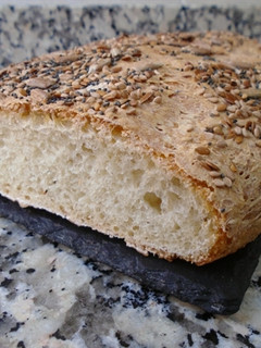 Una foto de Pan con cobertura de semillas