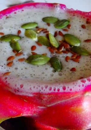 A picture of Dragon fruit - Banana smoothie.