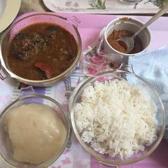 A picture of Boiled rice with peppersoup.