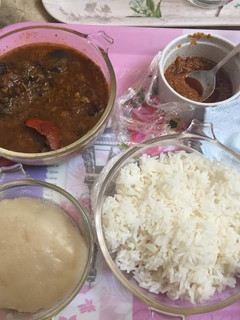 A picture of Boiled rice with peppersoup.