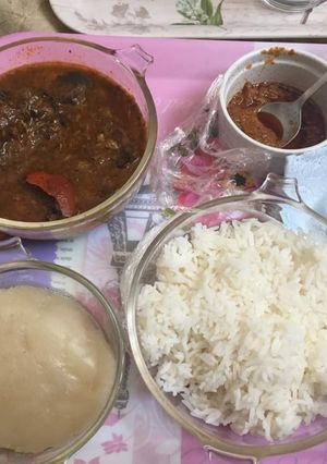 A picture of Boiled rice with peppersoup.