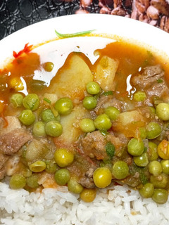 A picture of Beef stew with peas.