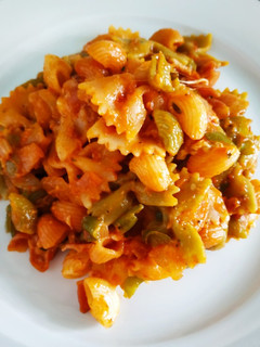 Una foto de Pasta vegetal con pimientos de la huerta 😍