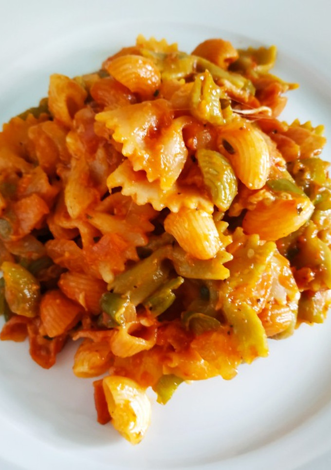 Una foto de Pasta vegetal con pimientos de la huerta 😍