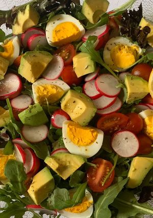 O poză a rețetei Salată cu ou și avocado.