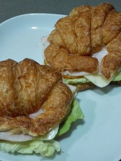 Una foto de Cruasanes  rellenos (para merendar o cenar)
