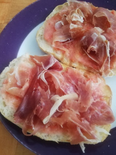 Una foto de Mollete con jamón de Cuenca