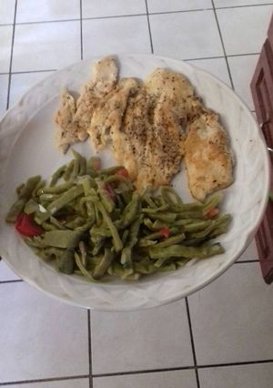 Una foto de Pechuga a la plancha, y su ensalada saludable