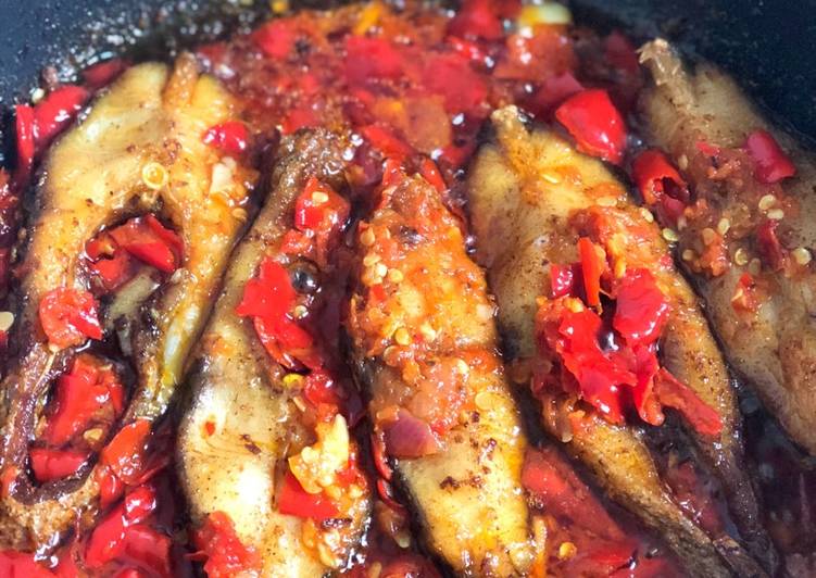 Bagaimana Membuat Ikan goreng balado Lezat