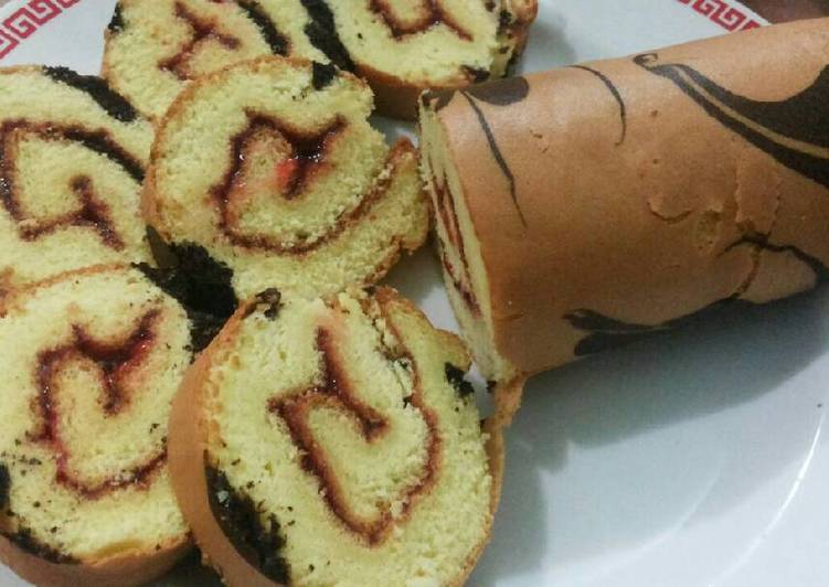 Bolu gulung with strawberry jam ekonomis