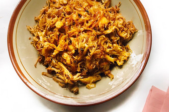 Cara Gampang Menyiapkan Ayam Suwir Pedas Manis, Bisa Manjain Lidah