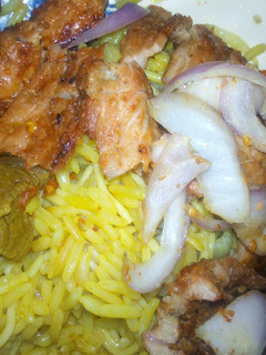 Jolof din shinkafa da taliya da gasashen nama ainihin hoton girkin