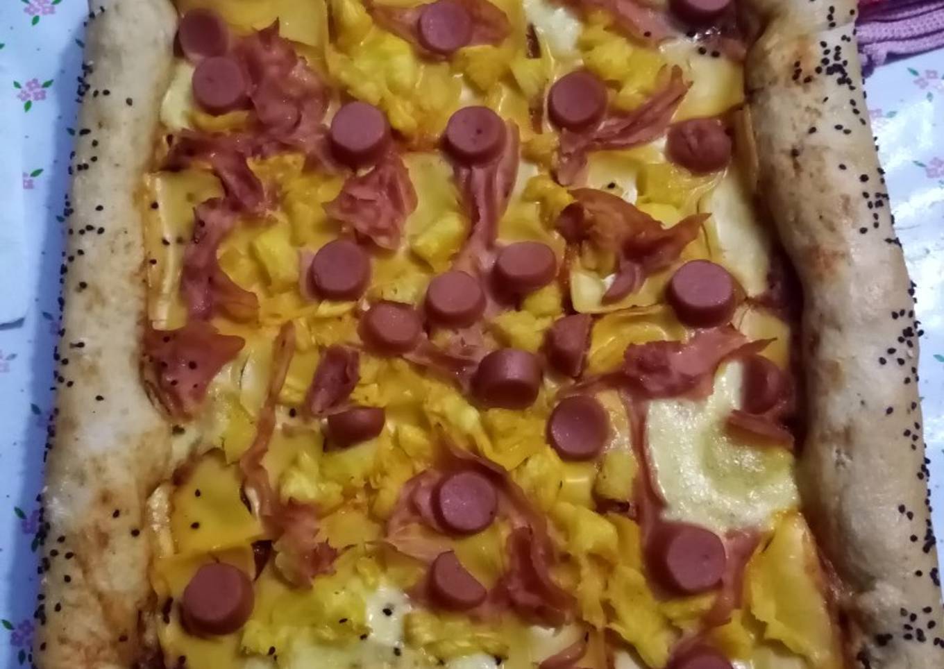Pizza hawaiana con salchichas y queso americano