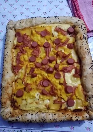 Una foto de Pizza hawaiana con salchichas y queso americano