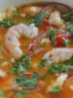 Una foto de Ceviche de lubina y langostinos