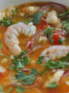 Una foto de Ceviche de lubina y langostinos