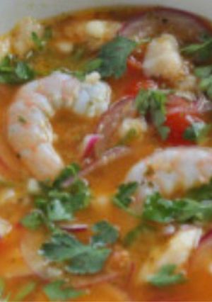 Una foto de Ceviche de lubina y langostinos