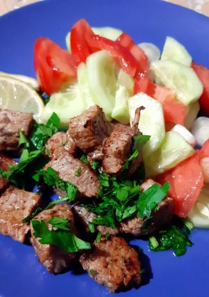 Une photo de Assiette composée viande salade 🍴