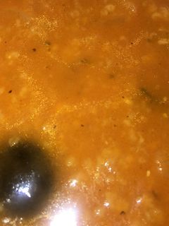 صورة لوصفة شوربة الشوفان مع الطماطم صحية ولذيذة 👌🏻🥘😊