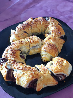 Una foto de Trenza de hojaldre de chocolate y almendra