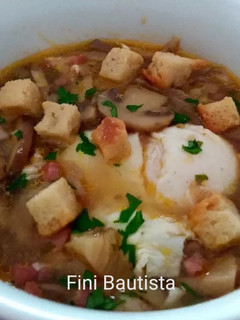Una foto de Sopa de setas con jamón y huevo