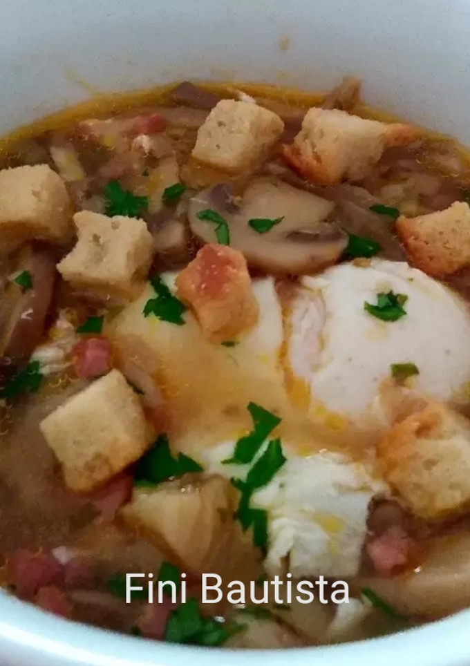 Una foto de Sopa de setas con jamón y huevo