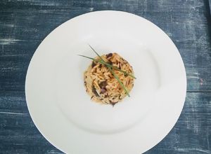 Una foto de Timbal de arroz con tallos de remolacha