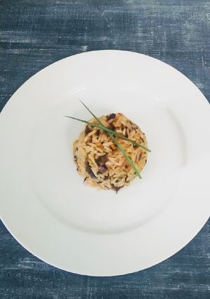 Una foto de Timbal de arroz con tallos de remolacha