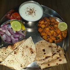 A picture of Methi chana malai.