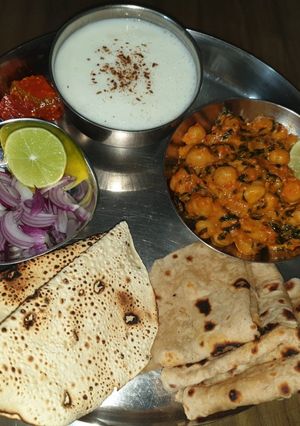 A picture of Methi chana malai.