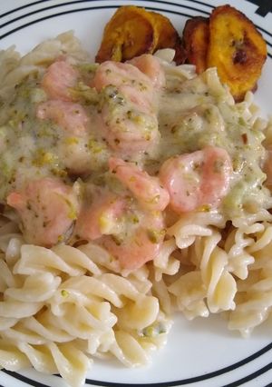 Una foto de Salsa blanca con camarones y brócoli