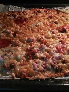 Una foto de Pizza con dátiles y Pollo