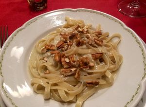 Una foto de Fetuccini con salsa de gorgonzola y nueces