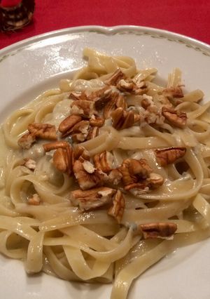 Una foto de Fetuccini con salsa de gorgonzola y nueces