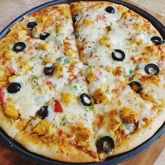 Cheesy, Peri Peri Sauce Pizza 🍕🧀🍕 A picture of Cheesy, Peri Peri Sauce Pizza 🍕🧀🍕.