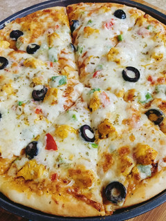 A picture of Cheesy, Peri Peri Sauce Pizza 🍕🧀🍕.