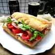 Bocadillo con beicon ahumado, queso feta y pimiento rojo