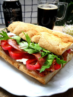 Una foto de Bocadillo con beicon ahumado, queso feta y pimiento rojo