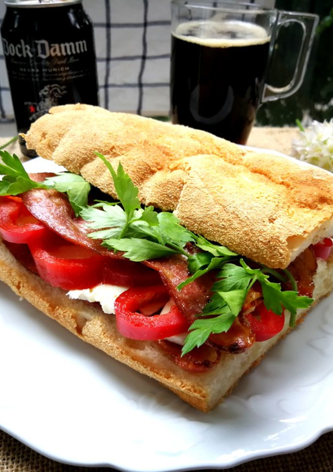 Una foto de Bocadillo con beicon ahumado, queso feta y pimiento rojo