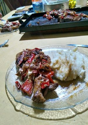 Una foto de Cuadril con salsa Finlandia de jamón parmesano a la plancheta