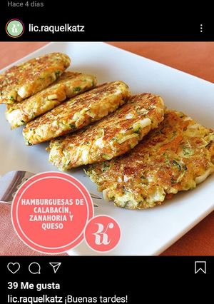 Una foto de Hamburguesas de calabacín zanahoria y queso