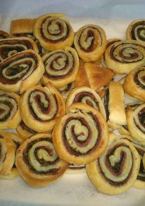 Foto di Girelle di pasta sfoglia ruccola pancetta prosciutto salame ecc