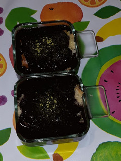 Una foto de Bizcocho a la naranja con chocolate a la canela, miel y té matcha