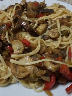 Una foto de Wok de fideos y vegetales
